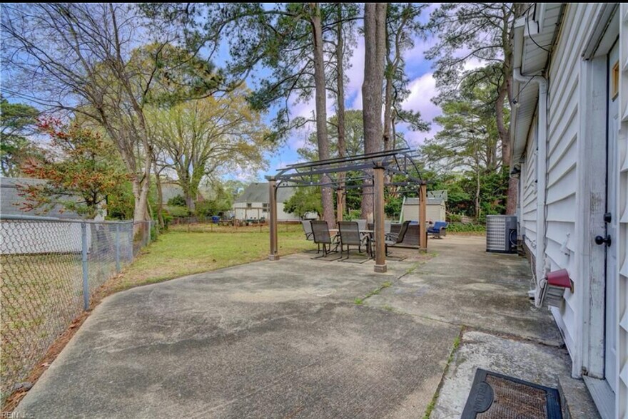 Building Photo - 8578 Circle Dr