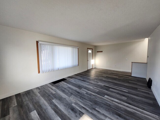 Building Photo - Pet Friendly, Fully Fenced Richland Duplex!