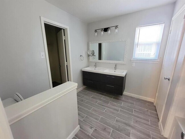 Building Photo - 18222 Valebluff Ln