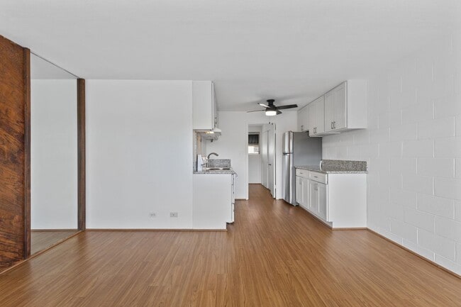 Building Photo - Charming Pualei Circle 1BR Condo with Parking, Pool & Utilities Included