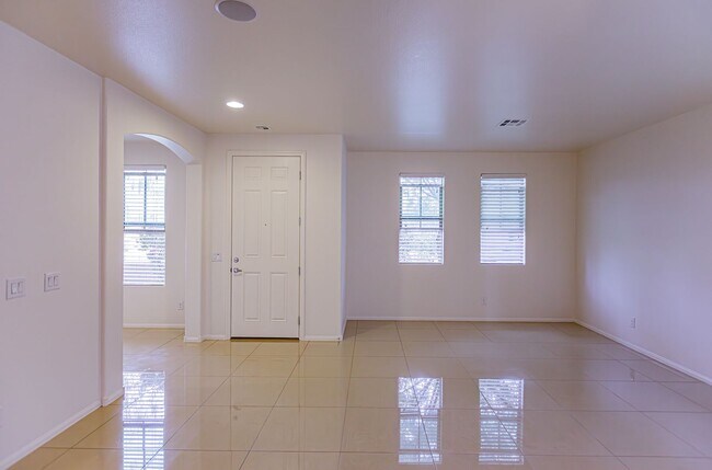 Building Photo - 4 Bedroom home located in Mountain's Edge