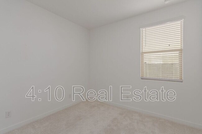 Building Photo - 2222 E Palmdale Ln