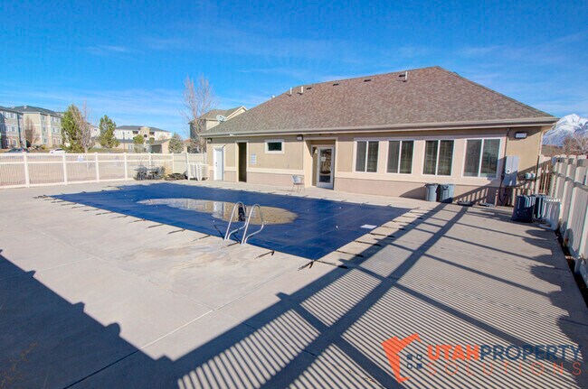 Building Photo - 1807 N Crest Rd