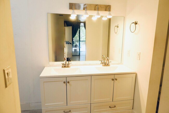 Building Photo - 2540 Carambola Cir N