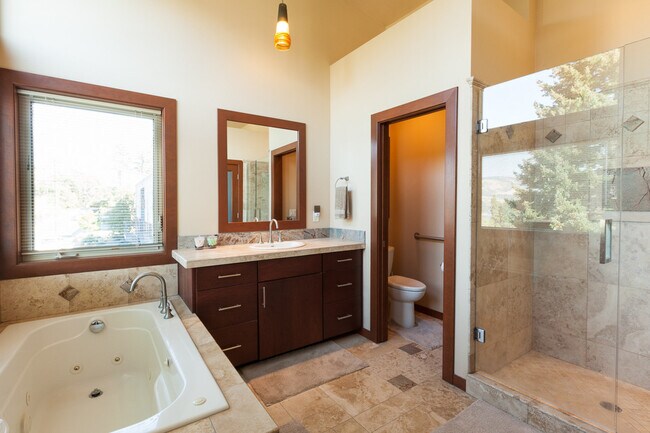 Building Photo - 2251 Clearwater Ln