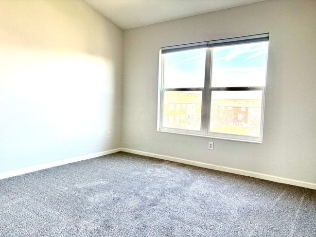 Building Photo - Don't miss out on this great 3 bed 3.5 bath townhouse with tons of amenities!