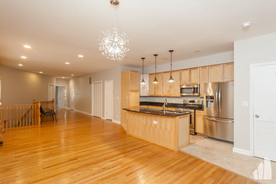 Building Photo - 845 W Lawrence Ave