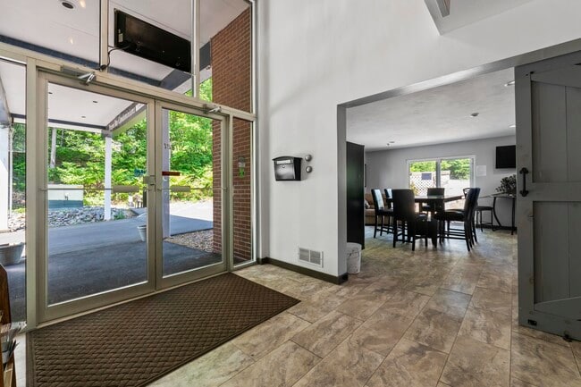 Building Photo - 131 Lake St