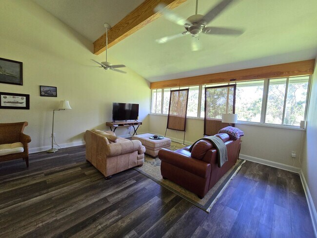 Building Photo - Stunning 2 Bed / 2.5 Bath Townhouse with G...