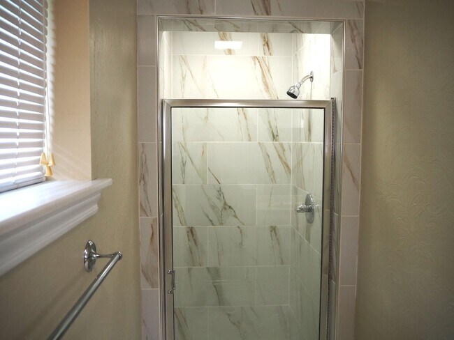 Building Photo - 1934 Maxwell Dr