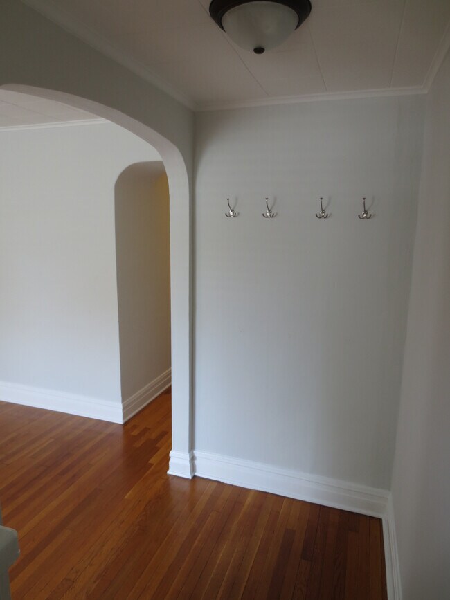 Entry - 2453 W Wilson Ave