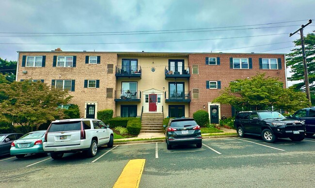 Primary Photo - FREE RENT! Sail into this 2BR 1BA at the M...