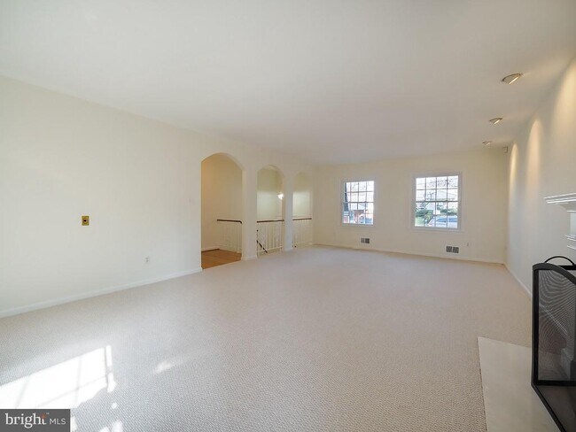 Building Photo - 2702 Navarre Dr