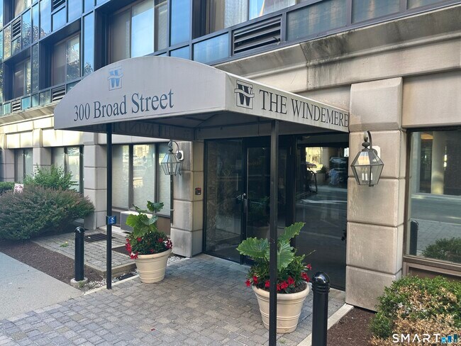 Building Photo - 300 Broad St