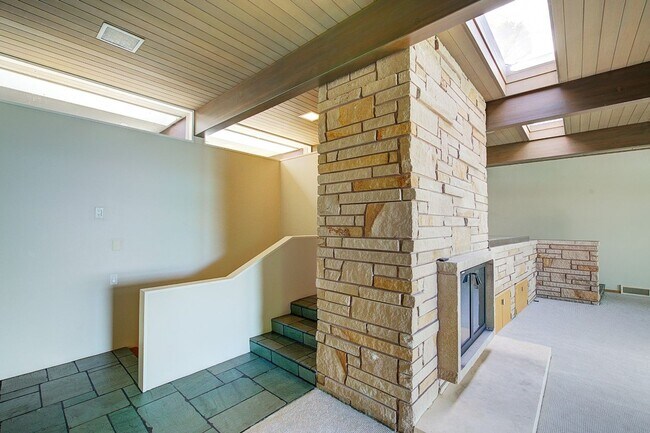 Building Photo - 4Bd/4.5Ba Medina Home