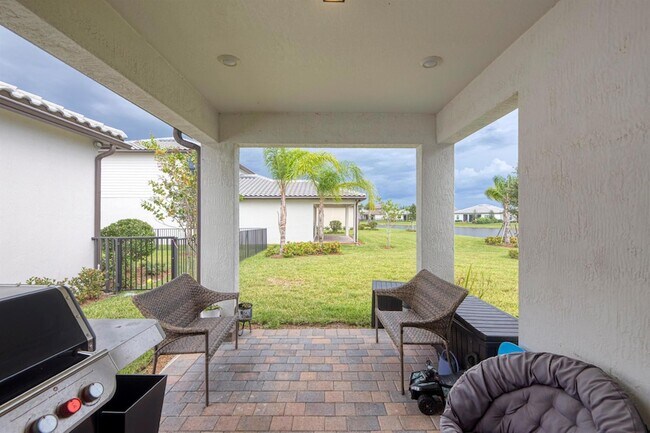 Building Photo - 833 SE Courances Dr