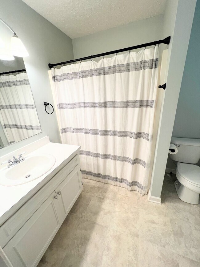 Building Photo - 108 Fieldstone Ct