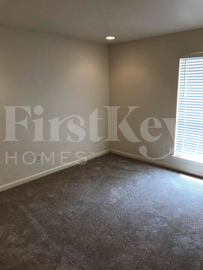 Building Photo - 1217 Meadow Creek Dr