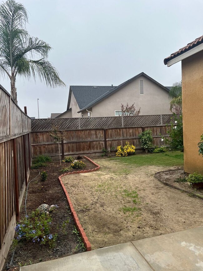 Building Photo - Beautiful Family Home