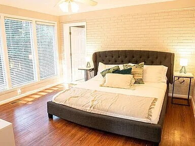 Building Photo - Fully Furnished 4BR Bungalow in Prime Forest Dr Location