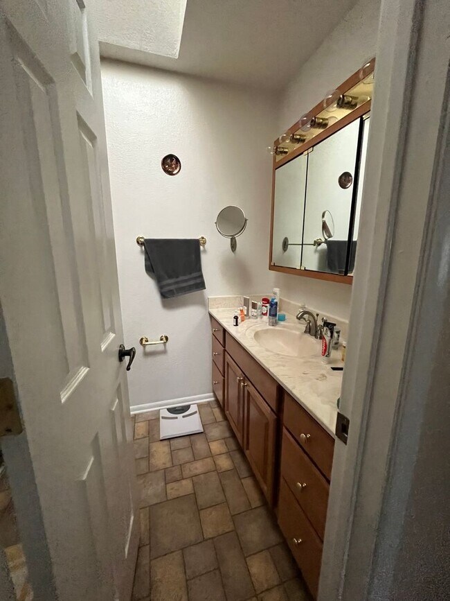 Building Photo - Large 4 bedroom with  yard