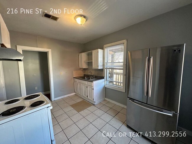 Building Photo - Large, Four Bedroom Unit Close To Food, Sh...