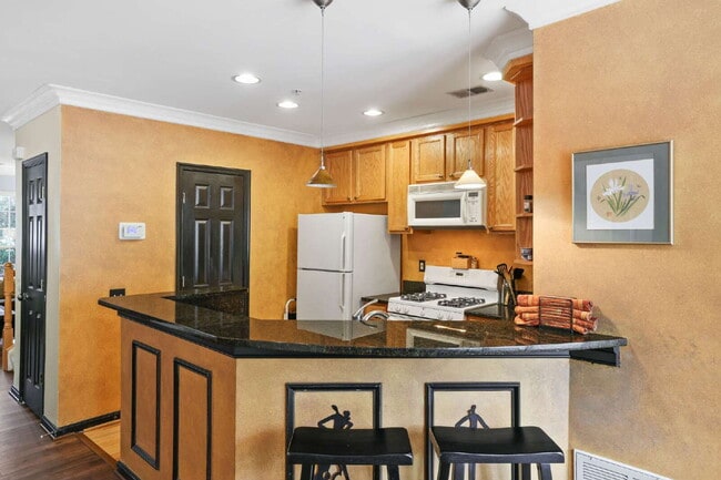 Building Photo - Spacious, Private AND Convenient 2-Level C...