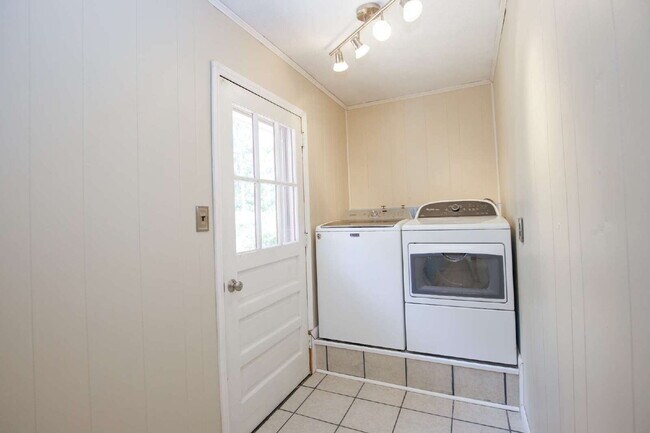 Building Photo - Retro Ranch only minutes from downtown Sou...