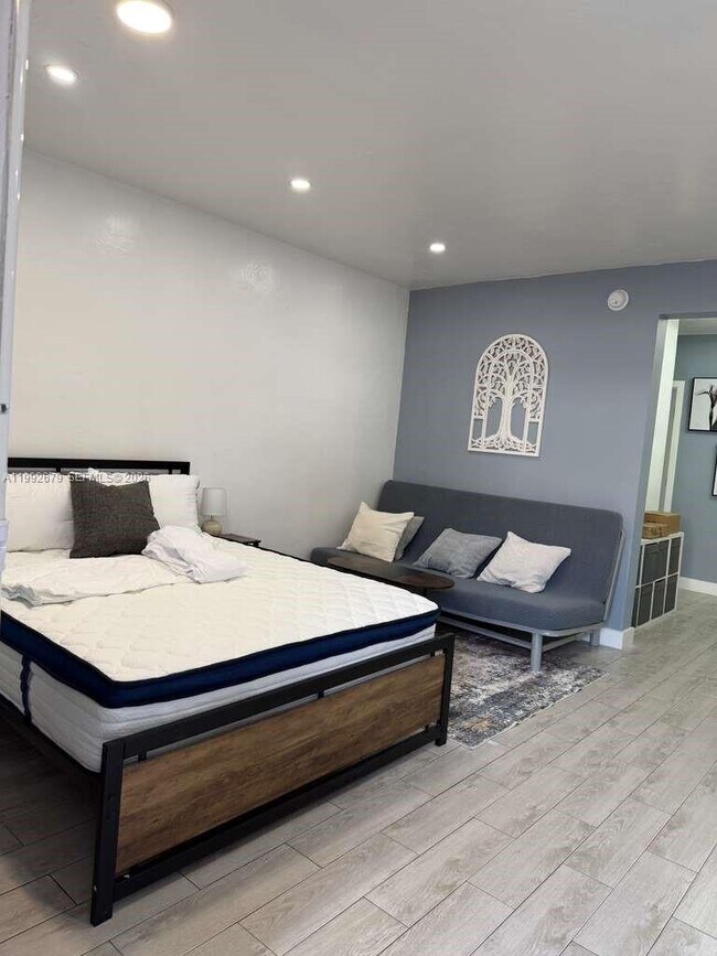 Building Photo - 761 Euclid Ave