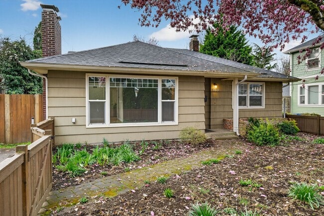 Building Photo - 3660 SE Tenino St