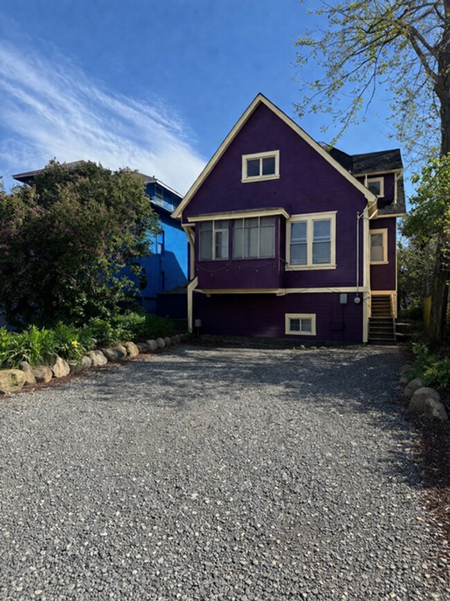 Building Photo - Pre-leasing Today, 5 Bedroom Home in the York Neighborhood
