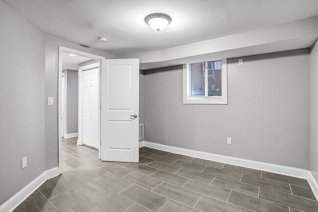 Building Photo - 812 Burns St SE