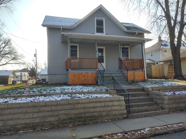 Primary Photo - 3 Bedroom 1 Bathroom House in Davenport