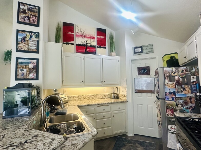 Building Photo - 25072 Leucadia St