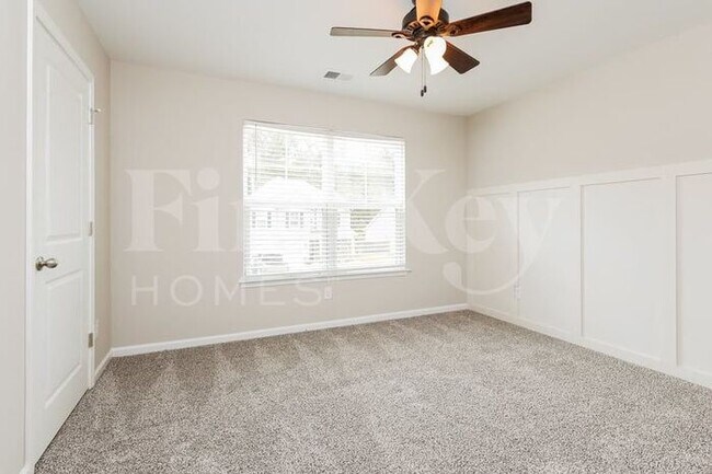 Building Photo - 817 Neosho Ct