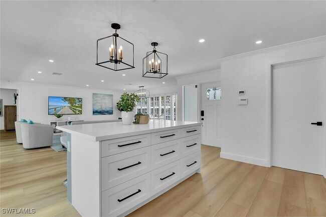 Building Photo - 740 Park Shore Dr