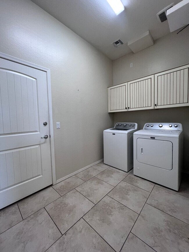 Building Photo - 2 Bedroom, 2 Bath with a Den/Office backs ...