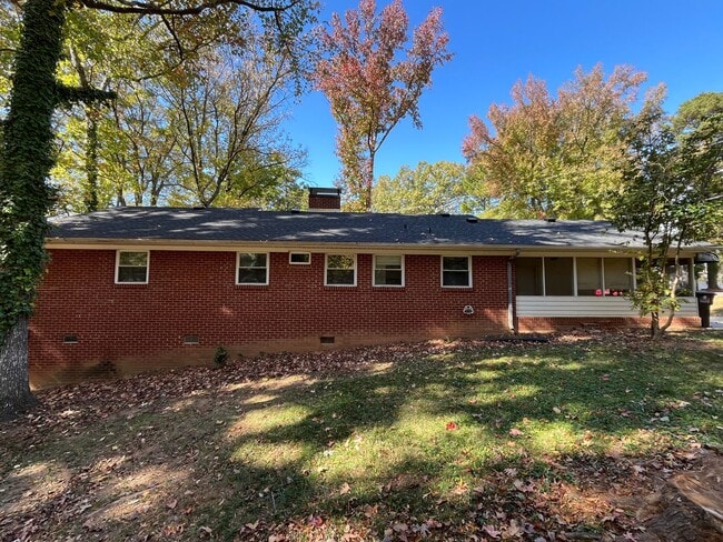 Building Photo - Charming 3-bedroom 1.5-bathroom brick home