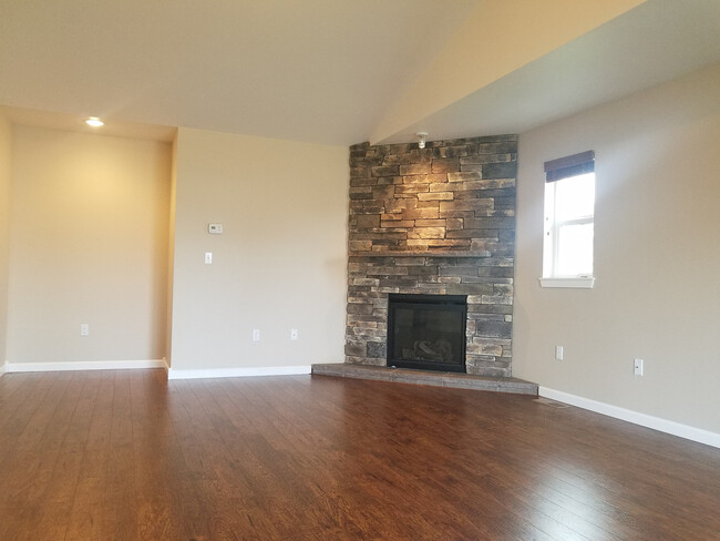 Building Photo - Radiant lake - 3 Bedroom Home
