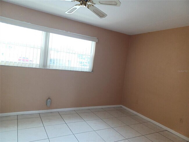 Building Photo - 2525 W Bay Dr