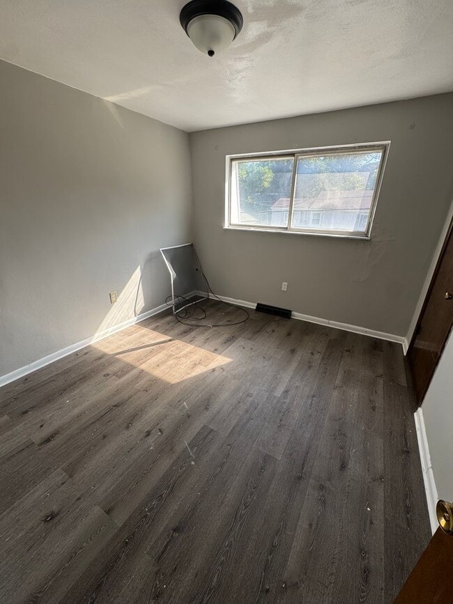 Building Photo - 2-Bedroom 1-Bathroom townhouse in McKeesport!