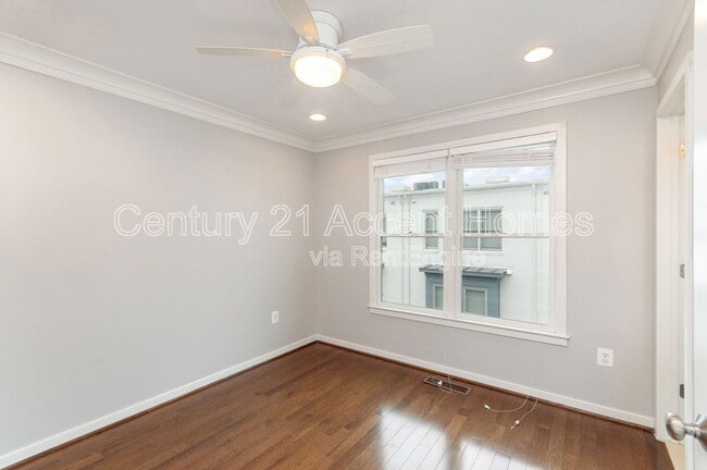 Building Photo - 921 N Alfred St
