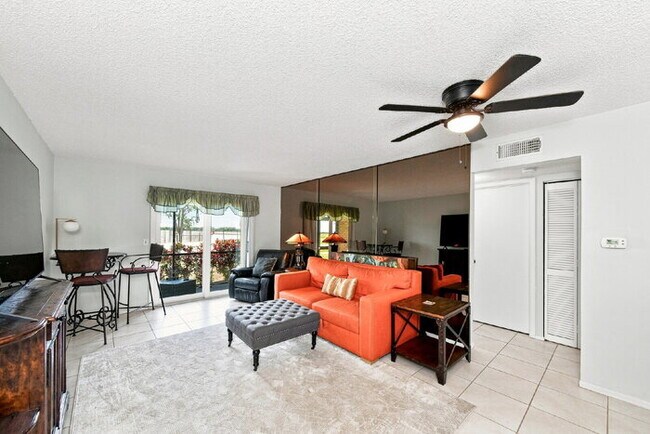 Building Photo - Charming 2-Bed Condo Retreat with Granite Touches in Sunny Venice!