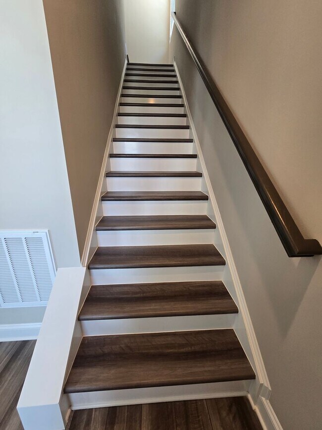 Building Photo - Modern Urban Elegance Meets Functionality