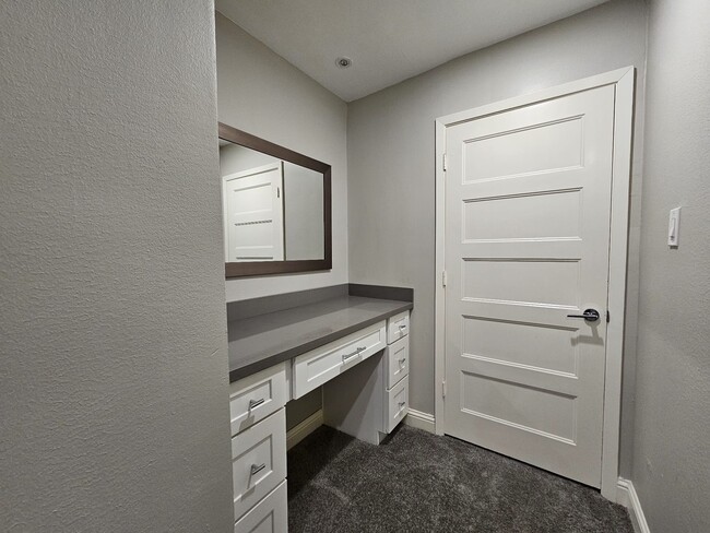 Master bedroom Vanity - 5027 Wigton Dr