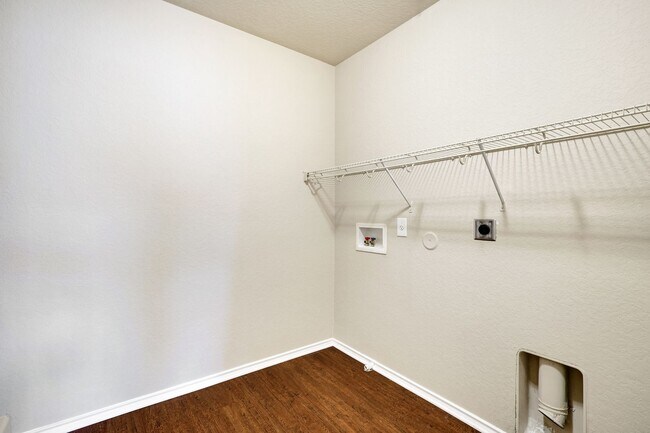 Building Photo - Move-In Ready Home with New Flooring and A...