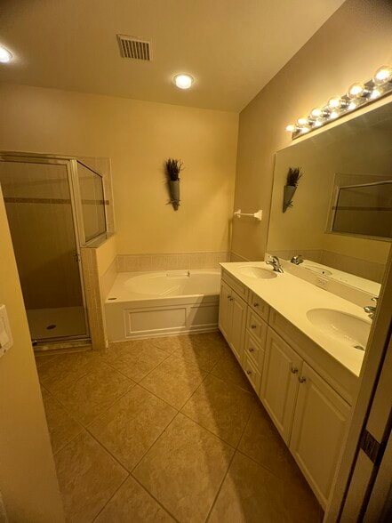 Building Photo - 13988 Village Creek Dr