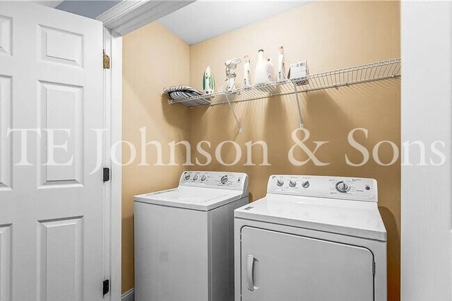 Building Photo - Beautiful 2 Bedroom Townhome with Bonus Room, Garage, and High End Finishes