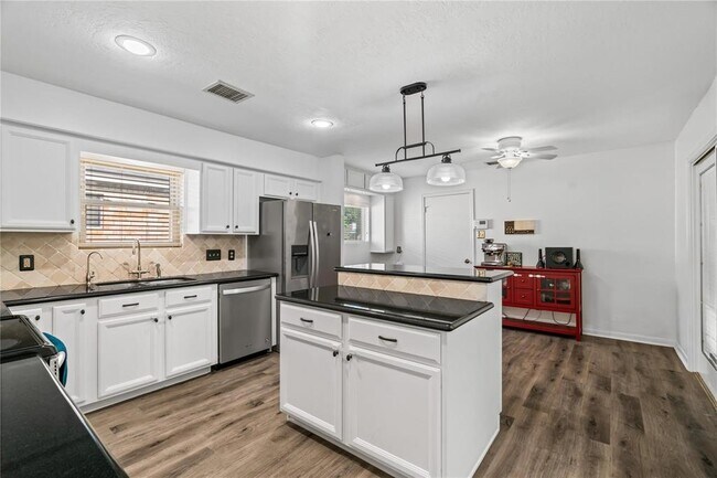 Building Photo - 13818 Menasco Ct