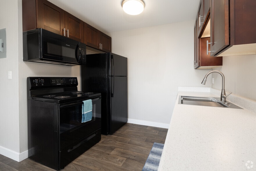 2BR, 1BA - 650SF - Kitchen - Chestnut Hills